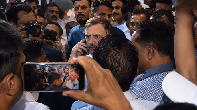 बस में गुमसुम-से दिखे राहुल गांधी, इस 1 संकल्प के साथ पहुंचे गांधी स्मृति : 5 PHOTO