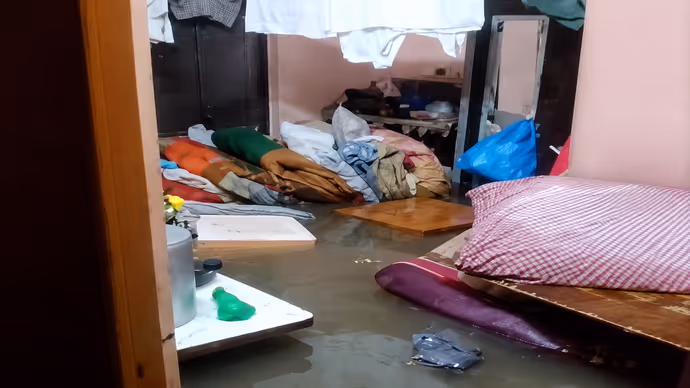 गुजरात में जलप्रलय से त्राहिमाम, 7 PHOTO में देखिए तबाही...घर छोड़कर जा रहे लोग