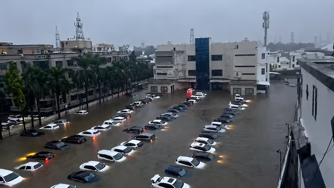 गुजरात में जलप्रलय से त्राहिमाम, 7 PHOTO में देखिए तबाही...घर छोड़कर जा रहे लोग