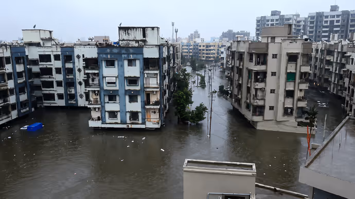 गुजरात में जलप्रलय से त्राहिमाम, 7 PHOTO में देखिए तबाही...घर छोड़कर जा रहे लोग