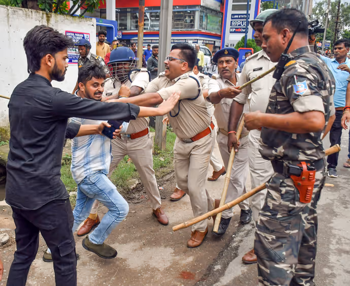 CJP Protest: कहीं पुलिस ने घसीटा तो कहीं सुरक्षाबलों से भिड़े, 8 PHOTO में कैसे निकला स्टूडेंट का गुस्सा