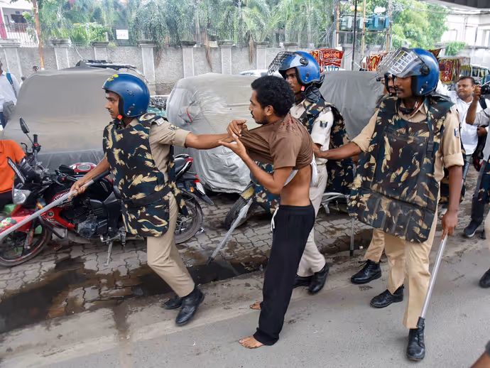 CJP Protest: कहीं पुलिस ने घसीटा तो कहीं सुरक्षाबलों से भिड़े, 8 PHOTO में कैसे निकला स्टूडेंट का गुस्सा