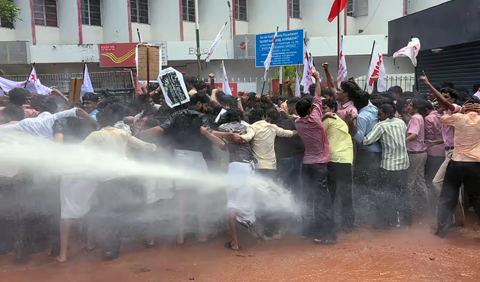 CJP Protest: कहीं पुलिस ने घसीटा तो कहीं सुरक्षाबलों से भिड़े, 8 PHOTO में कैसे निकला स्टूडेंट का गुस्सा