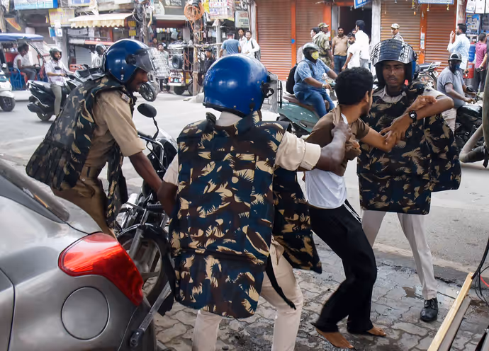 CJP Protest: कहीं पुलिस ने घसीटा तो कहीं सुरक्षाबलों से भिड़े, 8 PHOTO में कैसे निकला स्टूडेंट का गुस्सा