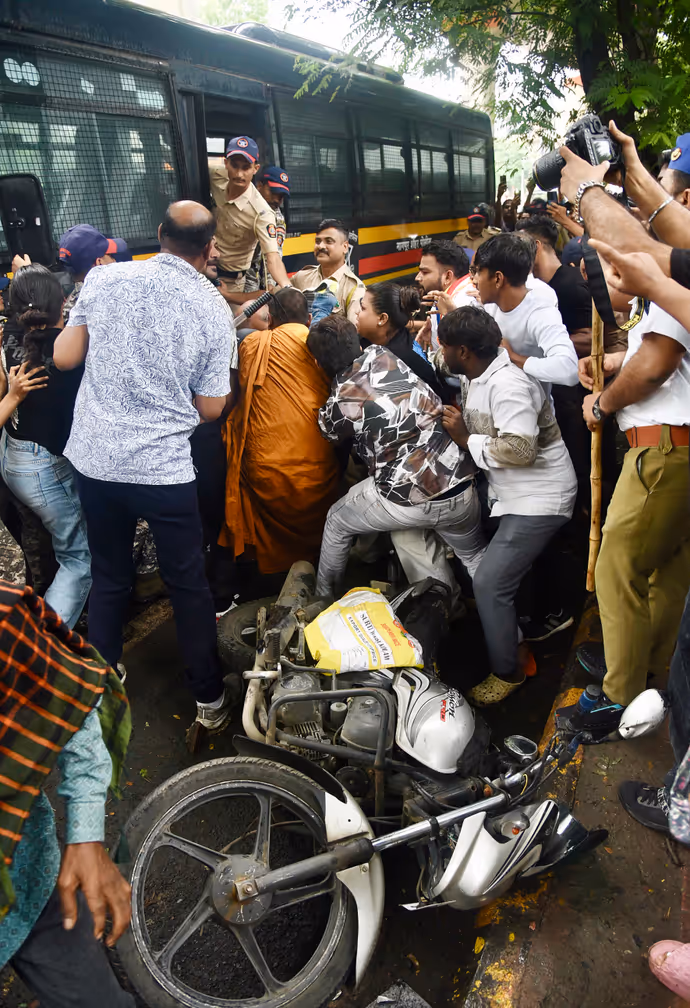 CJP Protest: कहीं पुलिस ने घसीटा तो कहीं सुरक्षाबलों से भिड़े, 8 PHOTO में कैसे निकला स्टूडेंट का गुस्सा