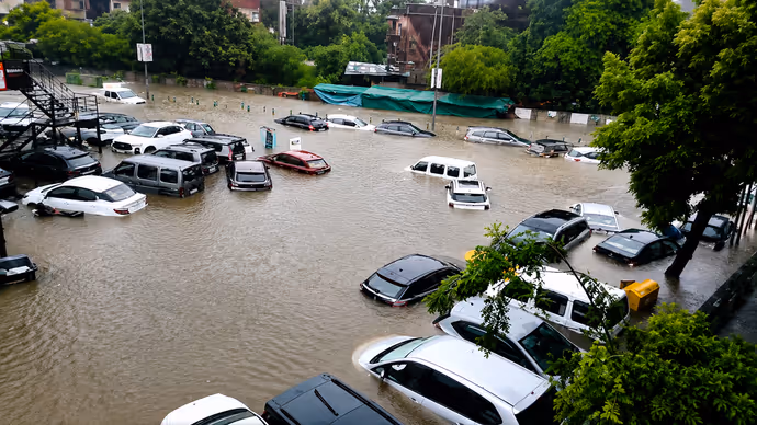 गुजरात में जलप्रलय से त्राहिमाम, 7 PHOTO में देखिए तबाही...घर छोड़कर जा रहे लोग