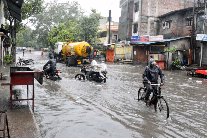 गुजरात: कहीं बाढ़ में फंसी 8 महीने की गर्भवती तो कहीं छत पर शरण लेने को मजबूर रहवासी, 8 PHOTO में बारिश का कहर