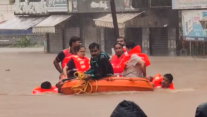 गुजरात: कहीं बाढ़ में फंसी 8 महीने की गर्भवती तो कहीं छत पर शरण लेने को मजबूर रहवासी, 8 PHOTO में बारिश का कहर