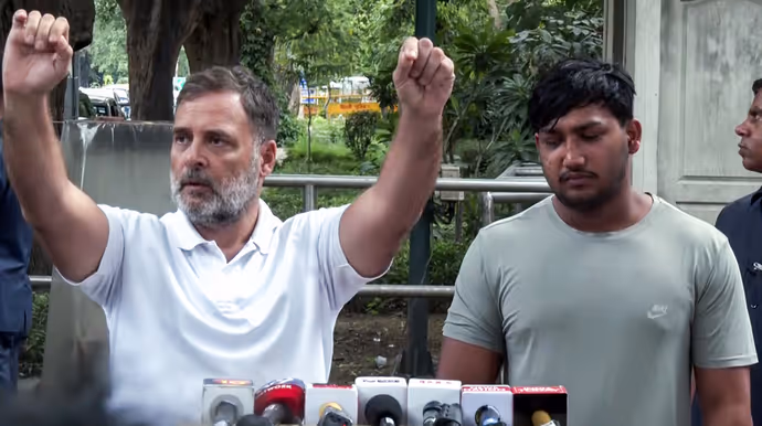 टी-शर्ट उठा राहुल गांधी ने दिखाए साहिल के जख्म, 5 PHOTO में चोट के निशान देख कांप उठेगा कलेजा