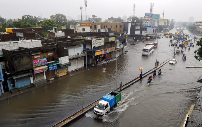 अहमदाबाद का पूरा बाजार ही पानी में डूबा, 7 PHOTO में इंद्रप्रस्थ कॉम्प्लेक्स की डरावनी तस्वीर