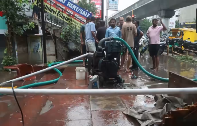 अहमदाबाद का पूरा बाजार ही पानी में डूबा, 7 PHOTO में इंद्रप्रस्थ कॉम्प्लेक्स की डरावनी तस्वीर