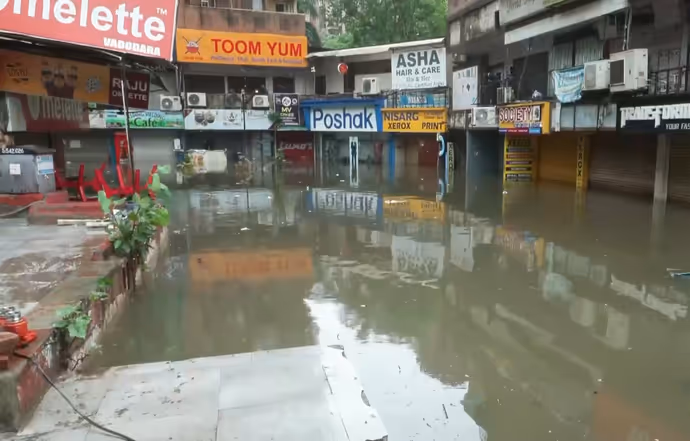 अहमदाबाद का पूरा बाजार ही पानी में डूबा, 7 PHOTO में इंद्रप्रस्थ कॉम्प्लेक्स की डरावनी तस्वीर