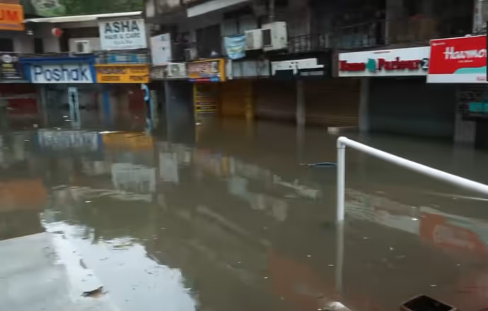 अहमदाबाद का पूरा बाजार ही पानी में डूबा, 7 PHOTO में इंद्रप्रस्थ कॉम्प्लेक्स की डरावनी तस्वीर
