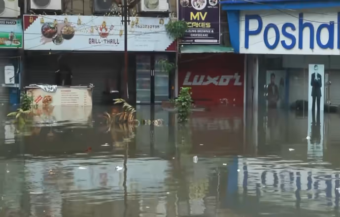 अहमदाबाद का पूरा बाजार ही पानी में डूबा, 7 PHOTO में इंद्रप्रस्थ कॉम्प्लेक्स की डरावनी तस्वीर