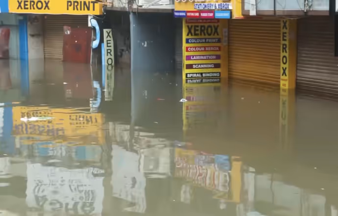 अहमदाबाद का पूरा बाजार ही पानी में डूबा, 7 PHOTO में इंद्रप्रस्थ कॉम्प्लेक्स की डरावनी तस्वीर