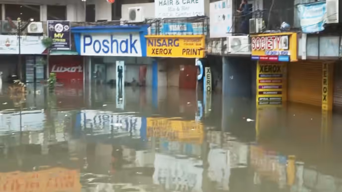 अहमदाबाद का पूरा बाजार ही पानी में डूबा, 7 PHOTO में इंद्रप्रस्थ कॉम्प्लेक्स की डरावनी तस्वीर