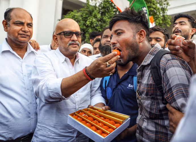 कहीं बांटी मिठाइयां तो कहीं जलाई मोमबत्ती, 8 PHOTO में धर्मेन्द्र प्रधान के इस्तीफे के बाद स्टूडेंट्स का जश्न