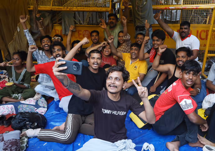 कहीं बांटी मिठाइयां तो कहीं जलाई मोमबत्ती, 8 PHOTO में धर्मेन्द्र प्रधान के इस्तीफे के बाद स्टूडेंट्स का जश्न