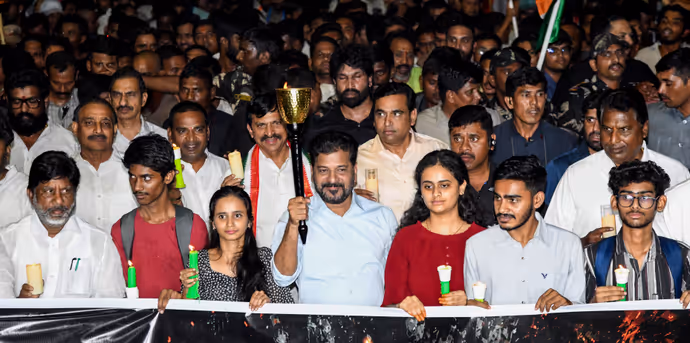 कहीं बांटी मिठाइयां तो कहीं जलाई मोमबत्ती, 8 PHOTO में धर्मेन्द्र प्रधान के इस्तीफे के बाद स्टूडेंट्स का जश्न