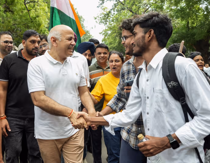 कहीं बांटी मिठाइयां तो कहीं जलाई मोमबत्ती, 8 PHOTO में धर्मेन्द्र प्रधान के इस्तीफे के बाद स्टूडेंट्स का जश्न