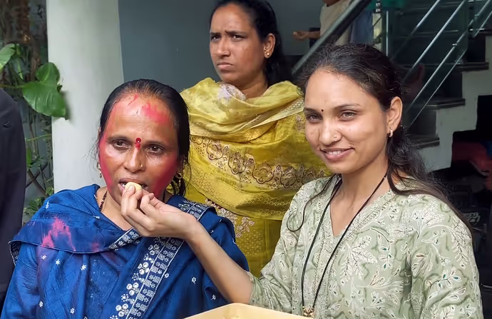 कहीं बांटी मिठाइयां तो कहीं जलाई मोमबत्ती, 8 PHOTO में धर्मेन्द्र प्रधान के इस्तीफे के बाद स्टूडेंट्स का जश्न