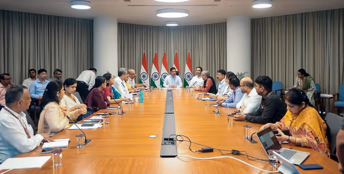 धर्मेंद्र प्रधान की कुर्सी संभालते ही एक्टिव दिखे प्रह्लाद जोशी, पहले ही दिन लगाई अफसरों की क्लास: 5 PHOTO
