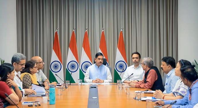 धर्मेंद्र प्रधान की कुर्सी संभालते ही एक्टिव दिखे प्रह्लाद जोशी, पहले ही दिन लगाई अफसरों की क्लास: 5 PHOTO