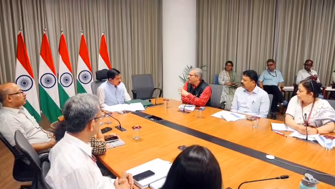 धर्मेंद्र प्रधान की कुर्सी संभालते ही एक्टिव दिखे प्रह्लाद जोशी, पहले ही दिन लगाई अफसरों की क्लास: 5 PHOTO