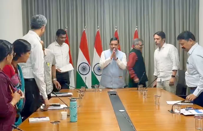 धर्मेंद्र प्रधान की कुर्सी संभालते ही एक्टिव दिखे प्रह्लाद जोशी, पहले ही दिन लगाई अफसरों की क्लास: 5 PHOTO
