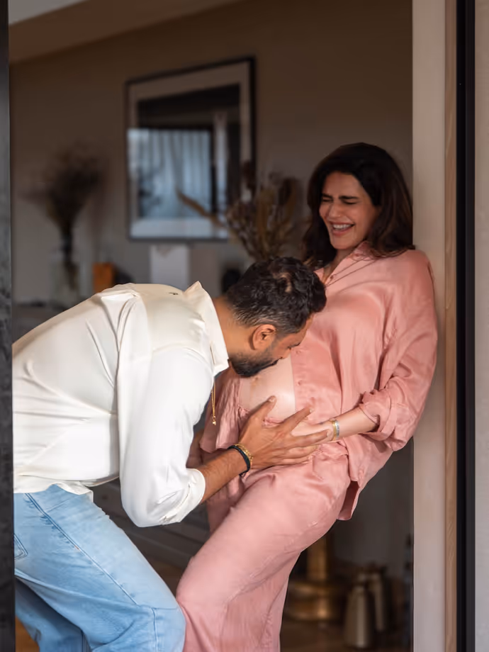 पति ने चूमा बेबी बंप तो शरमा गई एक्ट्रेस, करिश्मा तन्ना के प्रेग्नेंसी पीरियड की 10 रोमांटिक PHOTO