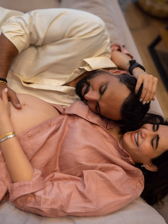पति ने चूमा बेबी बंप तो शरमा गई एक्ट्रेस, करिश्मा तन्ना के प्रेग्नेंसी पीरियड की 10 रोमांटिक PHOTO