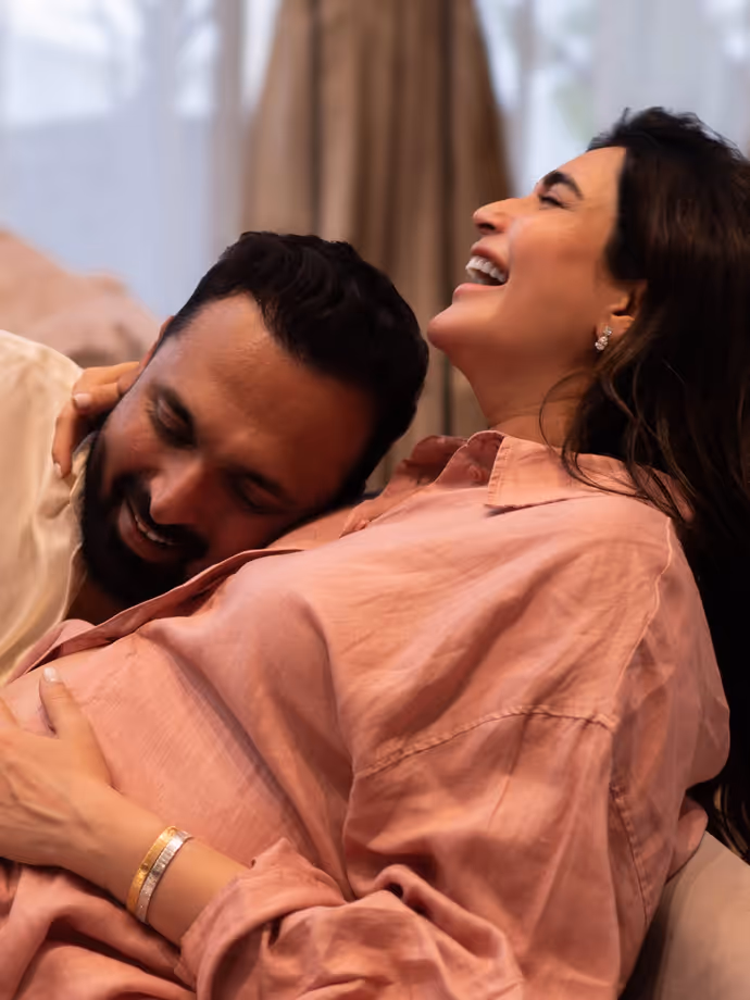 पति ने चूमा बेबी बंप तो शरमा गई एक्ट्रेस, करिश्मा तन्ना के प्रेग्नेंसी पीरियड की 10 रोमांटिक PHOTO