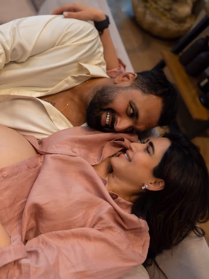 पति ने चूमा बेबी बंप तो शरमा गई एक्ट्रेस, करिश्मा तन्ना के प्रेग्नेंसी पीरियड की 10 रोमांटिक PHOTO