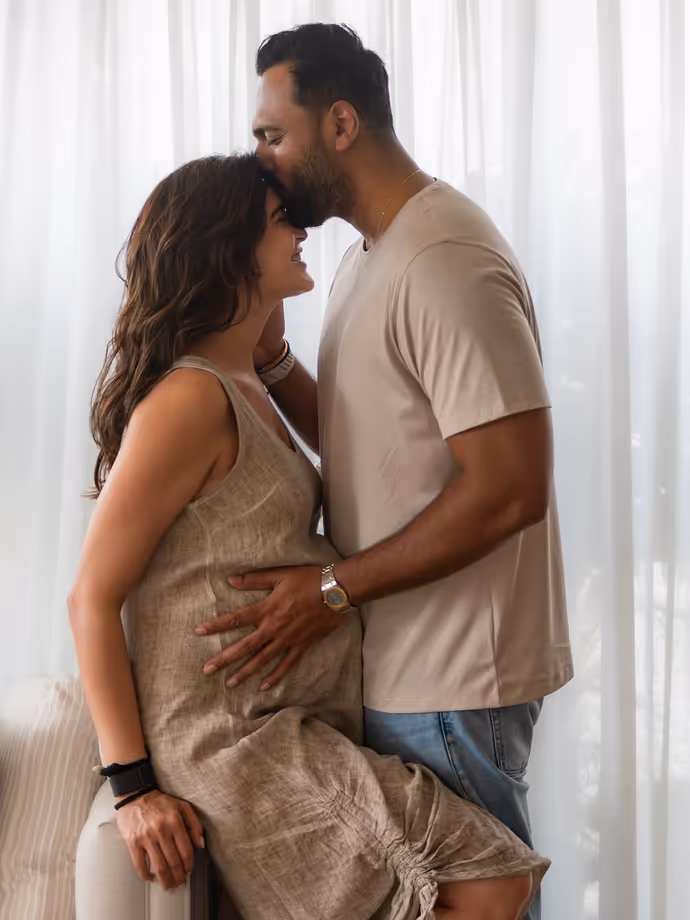 पति ने चूमा बेबी बंप तो शरमा गई एक्ट्रेस, करिश्मा तन्ना के प्रेग्नेंसी पीरियड की 10 रोमांटिक PHOTO