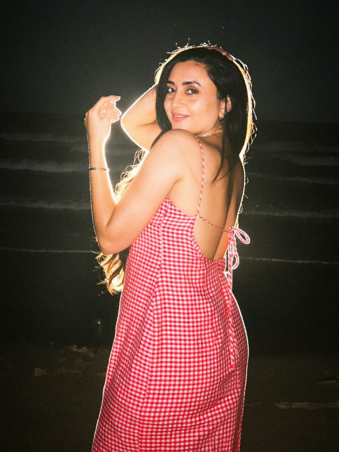 'पुष्पा इम्पॉसिबल' की कादंबरी की ये 6 PHOTO देख चौंके फैन्स, बोले- यकीन नहीं होता इतनी जवान हो?