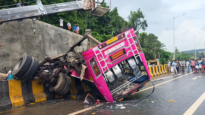 बीच सड़क डिवाइडर पर ही पलट गई बस, 5 PHOTO में एक्सीडेंट देख कांप उठेगा कलेजा