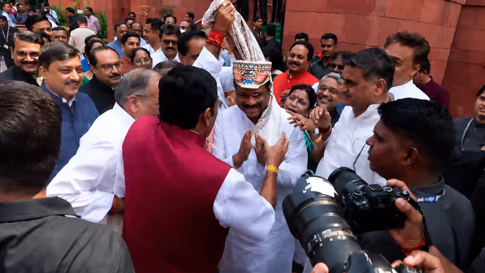 धर्मेंद्र प्रधान का इस्तीफे के बाद भी कम नहीं हुआ रुआब, पहली बार संसद पहुंचने पर हुआ ग्रैंड वेलकम: 5 PHOTO