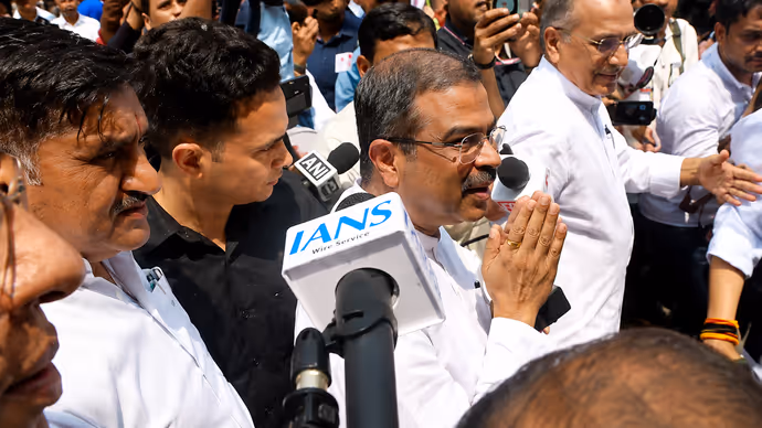 धर्मेंद्र प्रधान का इस्तीफे के बाद भी कम नहीं हुआ रुआब, पहली बार संसद पहुंचने पर हुआ ग्रैंड वेलकम: 5 PHOTO
