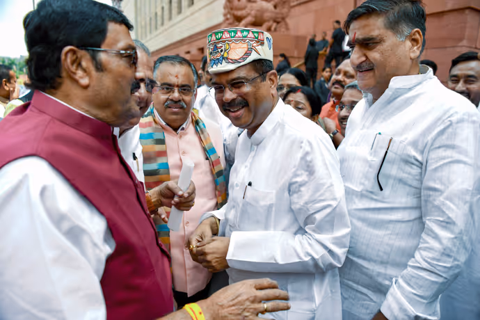 धर्मेंद्र प्रधान का इस्तीफे के बाद भी कम नहीं हुआ रुआब, पहली बार संसद पहुंचने पर हुआ ग्रैंड वेलकम: 5 PHOTO