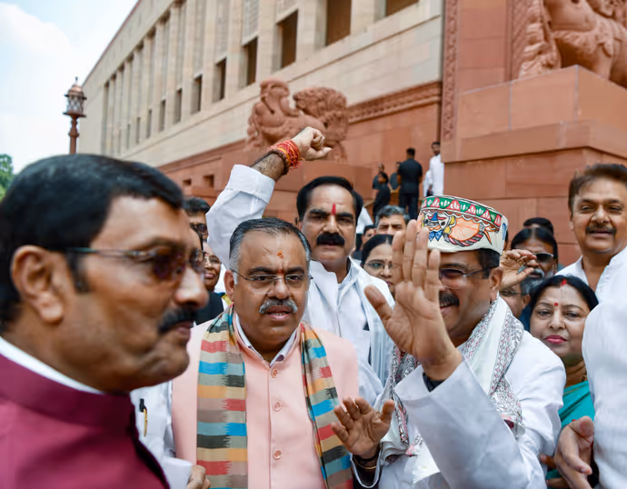 धर्मेंद्र प्रधान का इस्तीफे के बाद भी कम नहीं हुआ रुआब, पहली बार संसद पहुंचने पर हुआ ग्रैंड वेलकम: 5 PHOTO