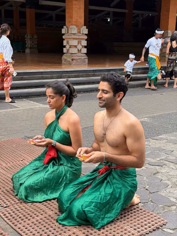 अर्चना पूरन सिंह के बेटे और होने वाली बहू ने मंदिर में कराया शुद्धिकरण, वायरल हो रहीं PHOTOS