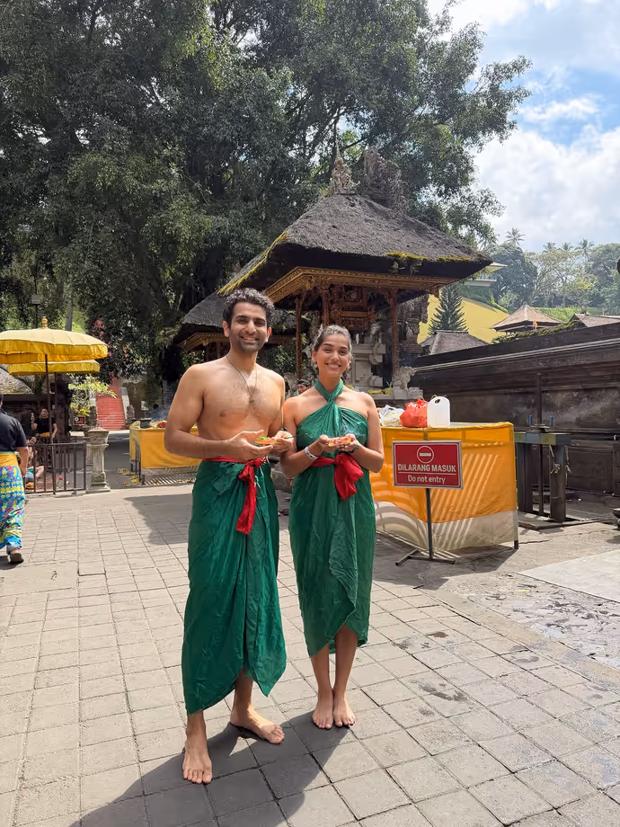 अर्चना पूरन सिंह के बेटे और होने वाली बहू ने मंदिर में कराया शुद्धिकरण, वायरल हो रहीं PHOTOS