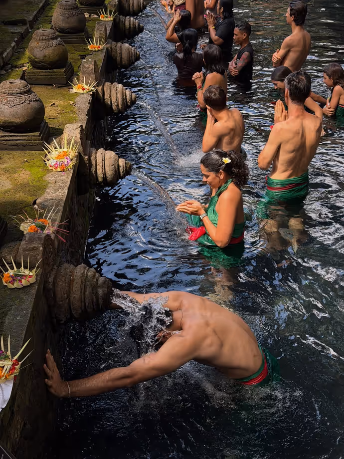 अर्चना पूरन सिंह के बेटे और होने वाली बहू ने मंदिर में कराया शुद्धिकरण, वायरल हो रहीं PHOTOS