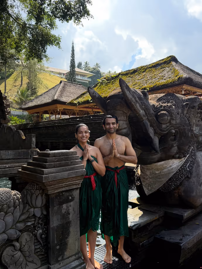 अर्चना पूरन सिंह के बेटे और होने वाली बहू ने मंदिर में कराया शुद्धिकरण, वायरल हो रहीं PHOTOS