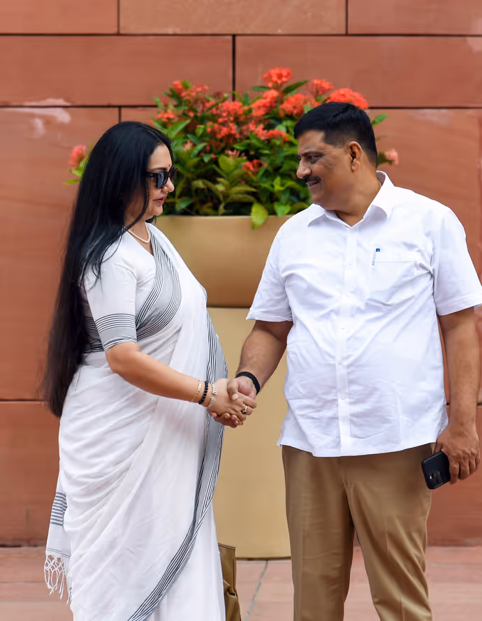 कंगना का साड़ी स्वैग तो रवि किशन का देसी ठाठ! 10 PHOTO में सांसदों का सबसे हटकर अंदाज