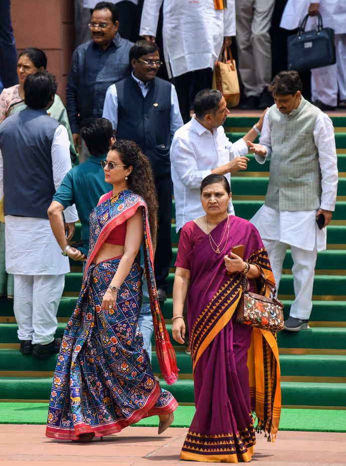 कंगना का साड़ी स्वैग तो रवि किशन का देसी ठाठ! 10 PHOTO में सांसदों का सबसे हटकर अंदाज