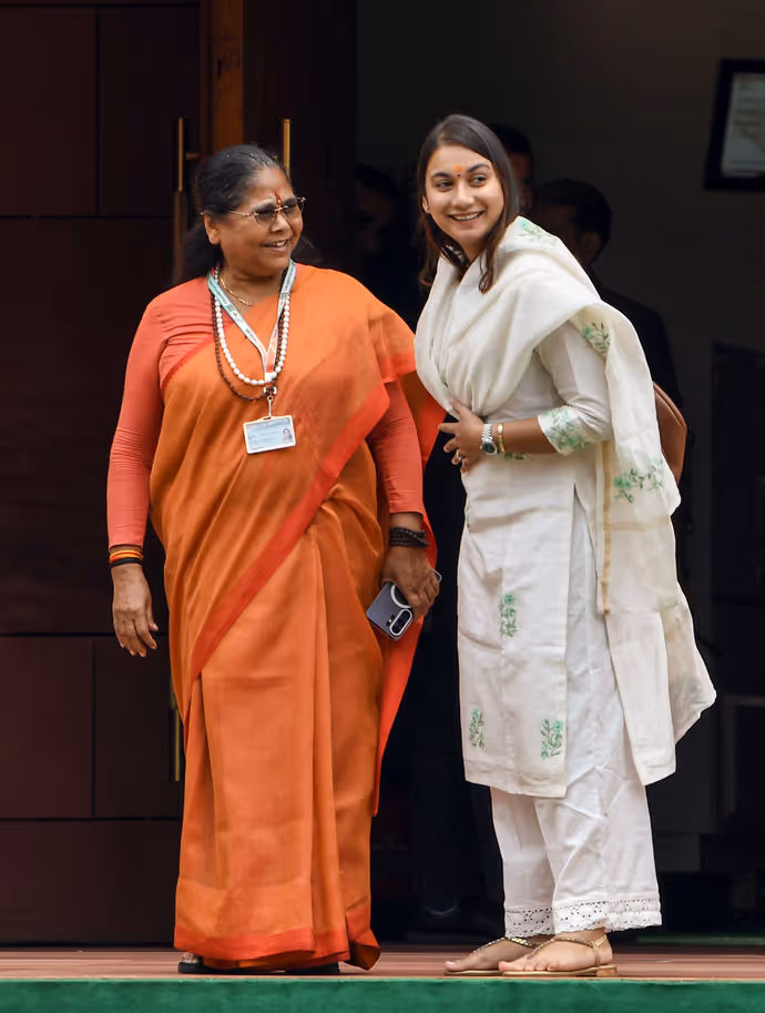 कंगना का साड़ी स्वैग तो रवि किशन का देसी ठाठ! 10 PHOTO में सांसदों का सबसे हटकर अंदाज