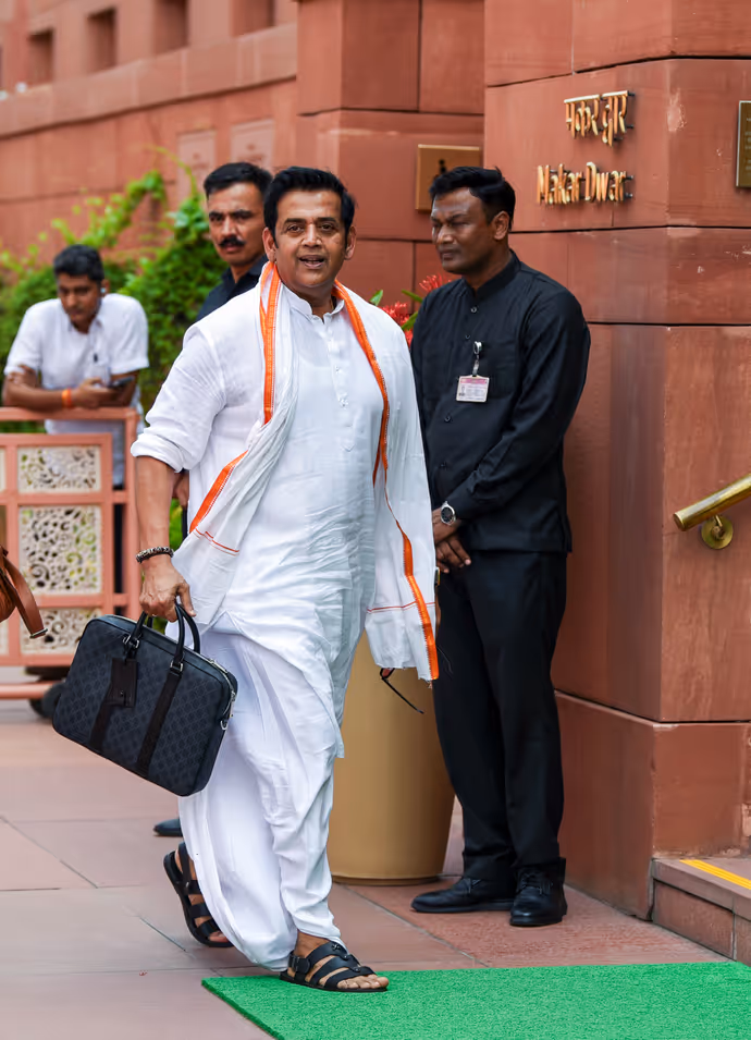 कंगना का साड़ी स्वैग तो रवि किशन का देसी ठाठ! 10 PHOTO में सांसदों का सबसे हटकर अंदाज