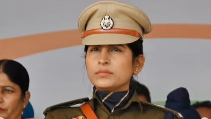 खाकी वर्दी में सख्त, लहंगे में बेहद खूबसूरत...देखिए पंजाब के शिक्षा मंत्री की IPS पत्नी की 5 PHOTO