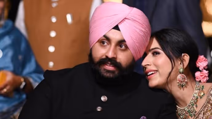 खाकी वर्दी में सख्त, लहंगे में बेहद खूबसूरत...देखिए पंजाब के शिक्षा मंत्री की IPS पत्नी की 5 PHOTO